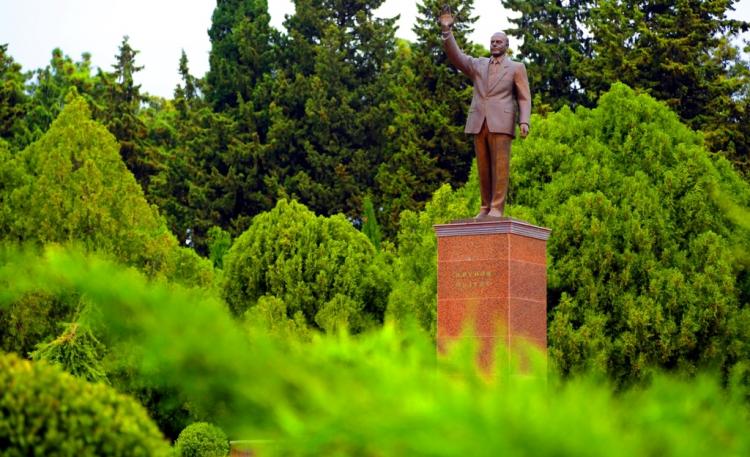 heydar-aliyev-center-with-surrounding-park